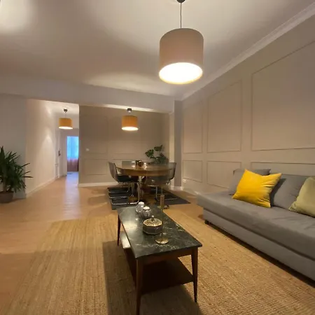 Luxury In Center Apartment